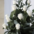 Centro de rosas blancas Triangle