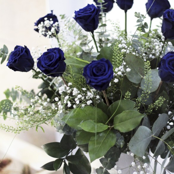 Ramo de Rosas Preservadas Azul Intenso